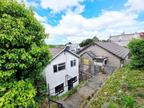 Detached house, central location, view of Launceston castle